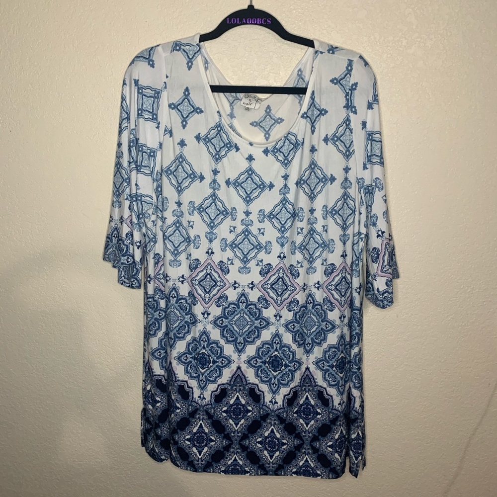 White with blue detail naïf shirt